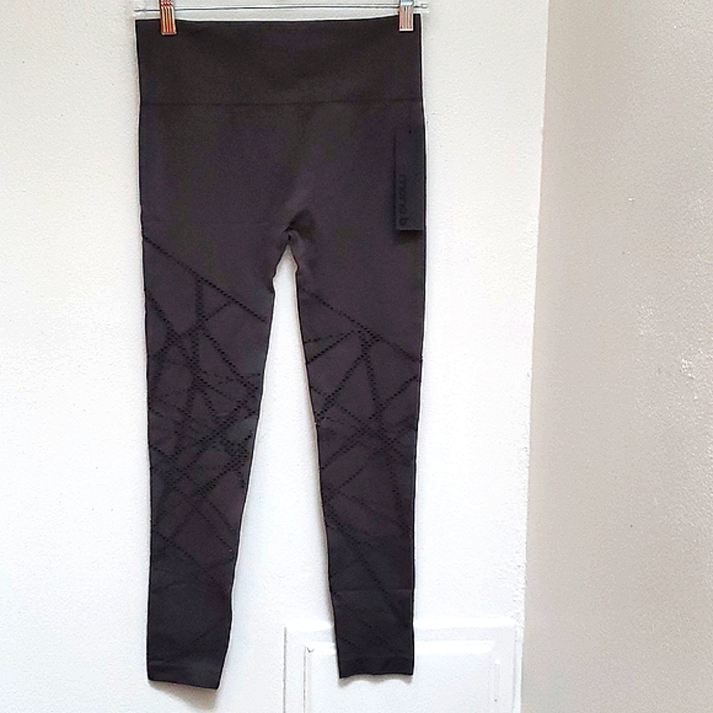 Mono B High Waist Seamless Proforated Leggings in Charcoal Gray Size M